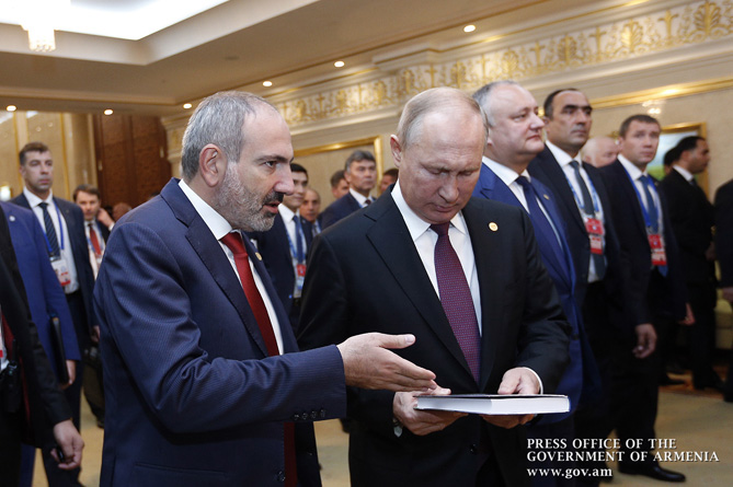 Пашинян подарил Путину книгу "Мир Карабаху"  