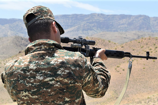 Ситуация на восточной границе Армении крайне напряжена, ведутся локальные бои – Минобороны
