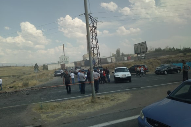 Երևան–Սևան ճապանարհին գրանցված պայթյունի հետքերով. մի քաղաքացի վնասված մեքենաներից մեկով փորձել է հեռանալ դեպքի վայրից Երևան–Սևան ճապանարհին գրանցված պայթյունի հետքերով. մի քաղաքացի վնասված մեքենաներից մեկով փորձել է հեռանալ դեպքի վայրից