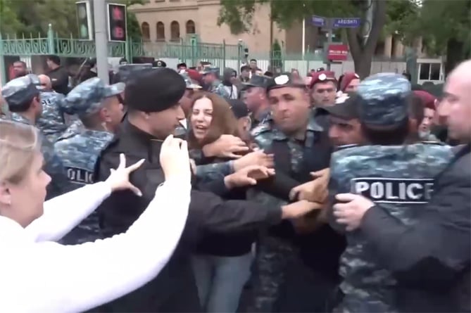 Оппозиционный депутат оказалась в центре потасовки с полицией в Ереване (ВИДЕО) Оппозиционный депутат оказалась в центре потасовки с полицией в Ереване (ВИДЕО)