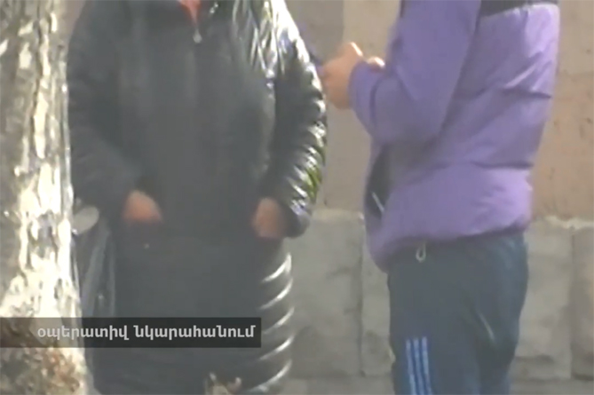 Սուպերմարկետի մենեջերը բռնել է խանութից քաղցրավենիք գողացած անչափահաս աղջիկներին, բռնություն գործադրելով տարել պահեստ, ծնողներից էլ պահանջել 1000$ (ՎԻԴԵՈ)