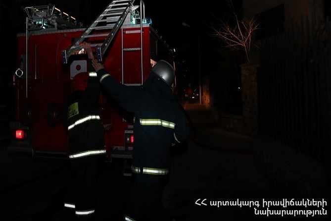 Крупный пожар бушевал в Ереване, пострадали 3 взрослых и двое малолетних детей Крупный пожар бушевал в Ереване, пострадали 3 взрослых и двое малолетних детей