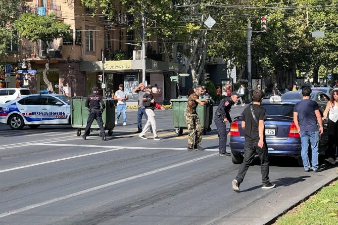 Երևանում անհնազանդության ակցիաներ են, քաղաքացիներին բերման են ենթարկում Երևանում անհնազանդության ակցիաներ են, քաղաքացիներին բերման են ենթարկում