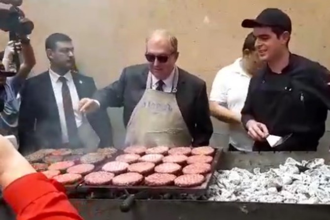 Президент Армении сам приготовил бургеры для детей (ВИДЕО) Президент Армении сам приготовил бургеры для детей (ВИДЕО)