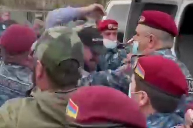 Активистов движения "Освобождение" задержали в Ереване (ВИДЕО) Активистов движения "Освобождение" задержали в Ереване (ВИДЕО)