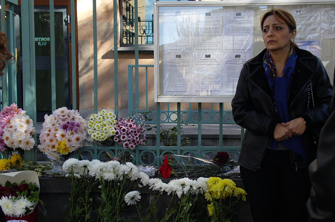 Հայաստանի բնակիչները ծաղիկներ են դնում Ֆրանսիայի դեսպանատան շենքի առաջ (Լուսանկարներ)