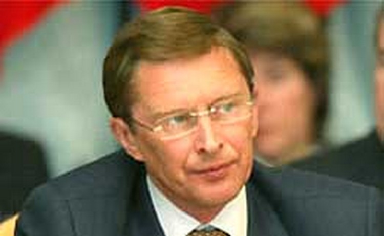 Сергей Иванов подарил мяч леопардовой расцветки пострадавшему от санкций США тезке