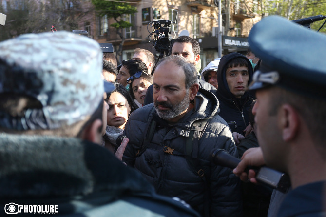 Протестующие перекрыли улицу Алабяна в Ереване и дорогу к Разданскому ущелью