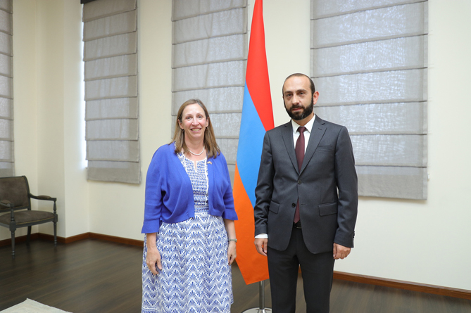 Необходимо возобновить переговоры по Карабаху в рамках МГ ОБСЕ: Мирзоян обсудил с послом США провокации Азербайджана