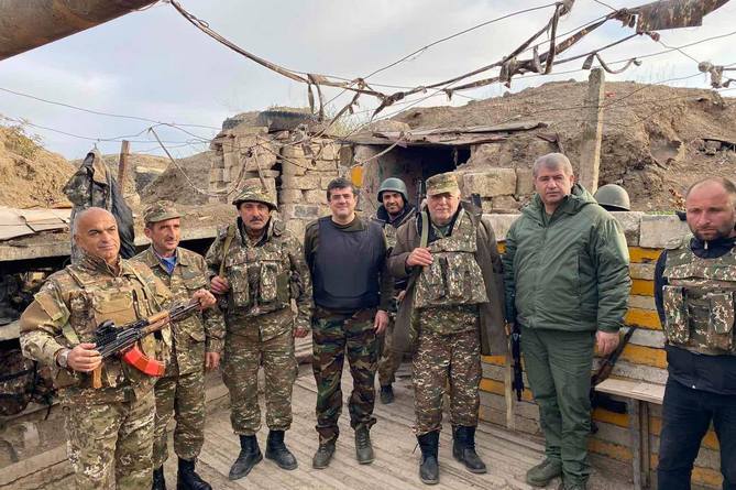 "Каждый раз возвращаюсь с передовой с новыми силами": президент Арцаха о боевом духе армии и крепком тыле (ФОТО)