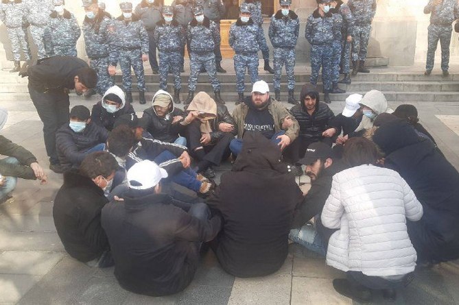 Оппозиционеры провели сидячую акцию протеста у здания правительства Армении (ВИДЕО) Оппозиционеры провели сидячую акцию протеста у здания правительства Армении (ВИДЕО)