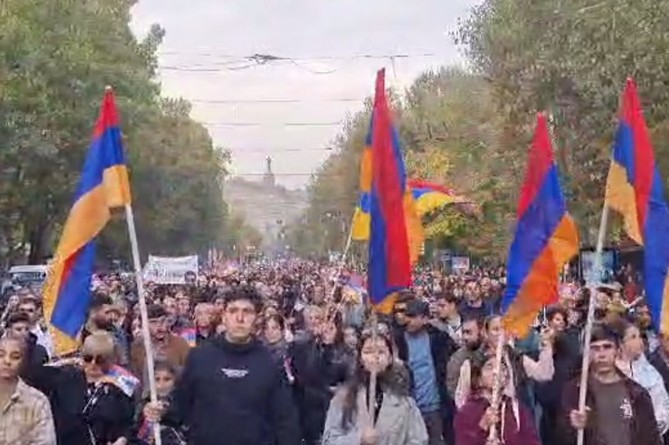 Участники оппозиционного митинга проводят шествие в центре Еревана Участники оппозиционного митинга проводят шествие в центре Еревана