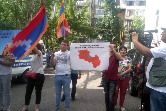 Две страны – один народ: активисты провели акцию у представительства Арцаха в Армении (ФОТО, ВИДЕО)