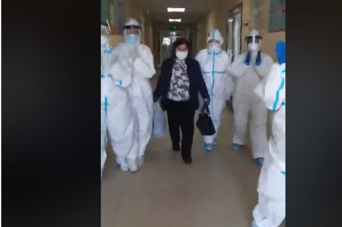 В Арташатском медцентре успешно вылечили пациентку с тяжелой пневмонией из-за коронавируса (ВИДЕО) В Арташатском медцентре успешно вылечили пациентку с тяжелой пневмонией из-за коронавируса (ВИДЕО)