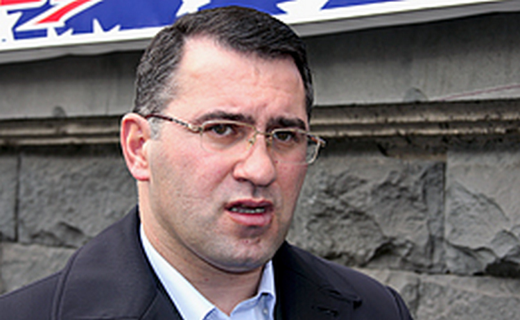 Сбор подписей в поддержку Раффи Ованнисяна начался на Площади Свободы в Ереване