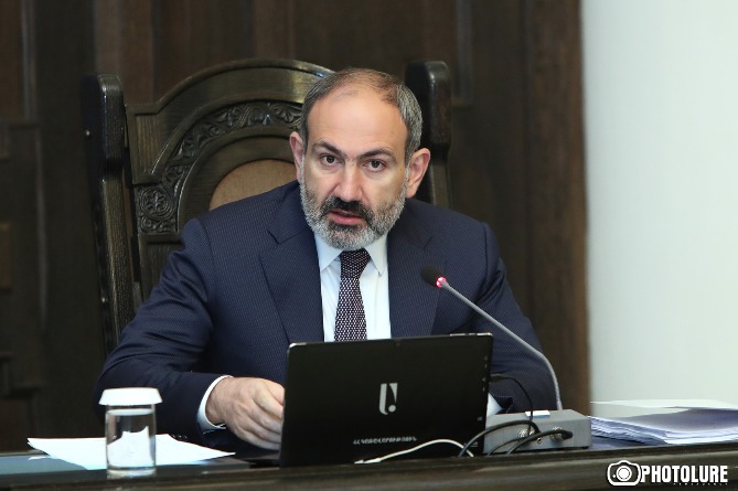 «Սևազգեստ խմբերին պետք է ծաղկավոր «բաբչկան» կապել և վառ ծաղիկներով ճանապարհել քաղաքակիրթ կյանք». վարչապետը՝ Օսիպյանին և Վանեցյանին (ՎԻԴԵՈ)