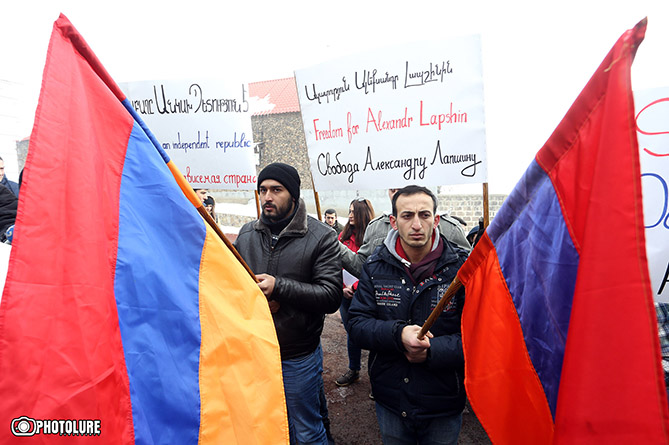 Акция протеста в связи с арестом блогера Лапшина прошла у белорусского посольства в Ереване (ФОТО) Акция протеста в связи с арестом блогера Лапшина прошла у белорусского посольства в Ереване (ФОТО)