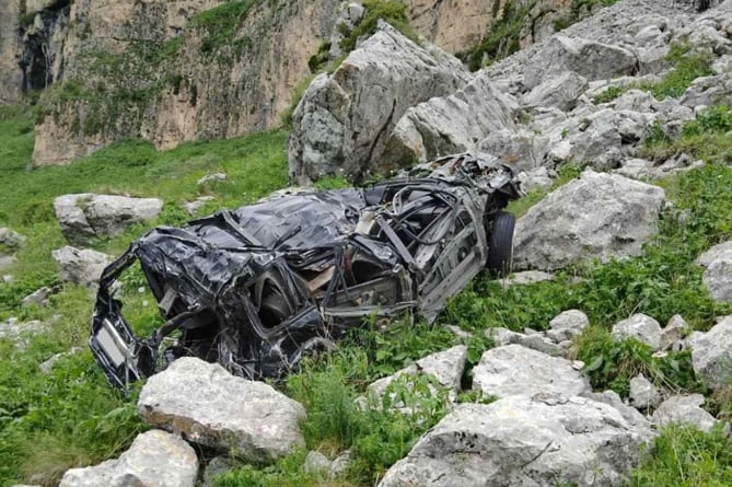 Автомобиль в Армении рухнул со скалы в ущелье, два человека погибли, пострадали иностранцы (ФОТО) Автомобиль в Армении рухнул со скалы в ущелье, два человека погибли, пострадали иностранцы (ФОТО)