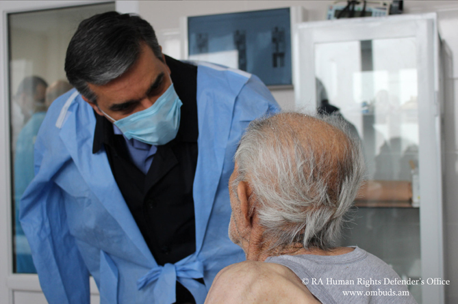 Омбудсмен посетил граждан, находившихся в азербайджанском плену и переданных армянской стороне (ФОТО)