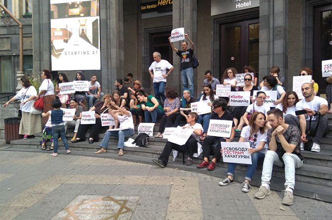 В Ереване прошел марш в поддержку сестер Хачатурян. Голоса в защиту и отрицание насилия (ФОТО, ВИДЕО) В Ереване прошел марш в поддержку сестер Хачатурян. Голоса в защиту и отрицание насилия (ФОТО, ВИДЕО)