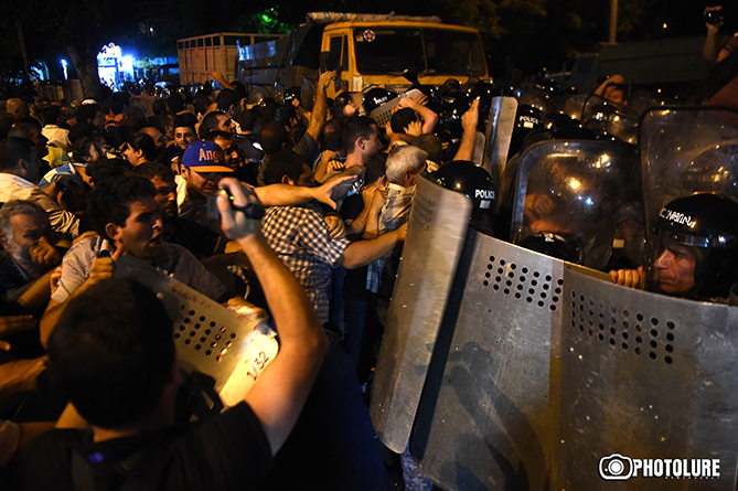 Полиция задержала 136 граждан после столкновений в Ереване минувшей ночью