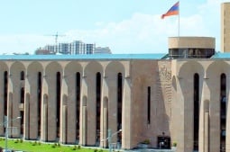  Двое чиновников мэрии Еревана задержаны по подозрению в получении взятки