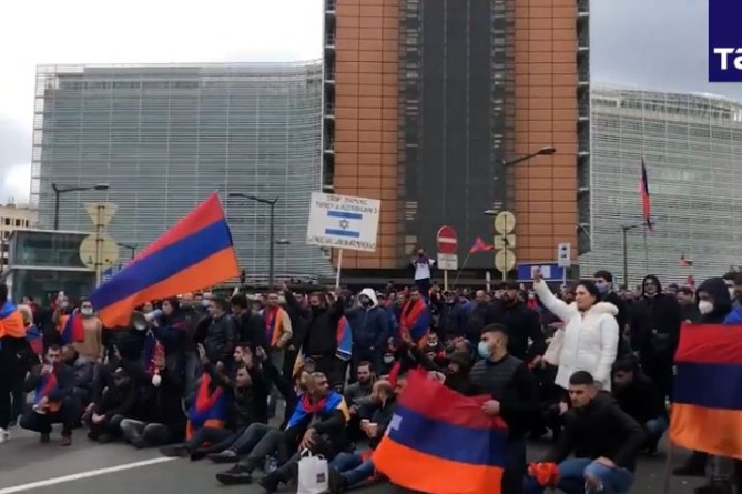 Полиция Брюсселя применила водометы против армянских участников акции в поддержку Карабаха (ВИДЕО)