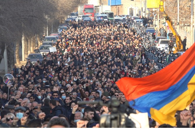 ՇԱՏ ՀՈՒԶԻՉ.քաղաքացիները չկարողացան զսպել հույզերը ընդդիմության ցույցի ժամանակ (ՎԻԴԵՈ) ՇԱՏ ՀՈՒԶԻՉ.քաղաքացիները չկարողացան զսպել հույզերը ընդդիմության ցույցի ժամանակ (ՎԻԴԵՈ)
