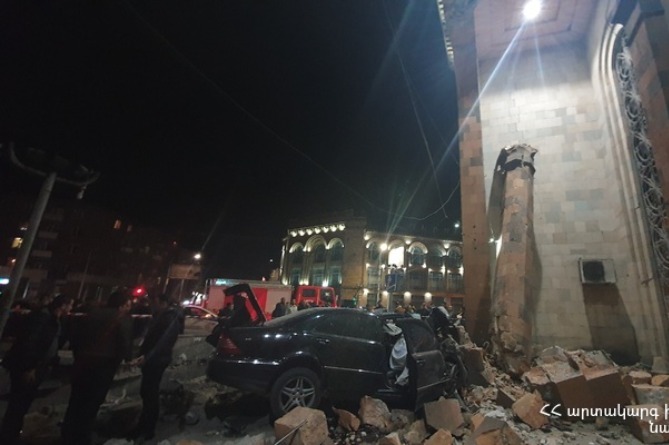 Գիշերը 27–ամյա վարորդը Mercedes–ով բախվել է «Հայրենիք» կինոթատրոնի հսկայական սյանն ու տապալել այն, նա հիվանդանոցում մահացել է (ՖՈՏՈ) Գիշերը 27–ամյա վարորդը Mercedes–ով բախվել է «Հայրենիք» կինոթատրոնի հսկայական սյանն ու տապալել այն, նա հիվանդանոցում մահացել է (ՖՈՏՈ)