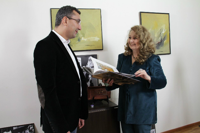 Հայաստանյան «Ռոստելեկոմի» գլխավոր տնօրենը Կանանց միջազգային օրվա կապակցությամբ այցելել է հանրաճանաչ հաղորդավարուհի Էվելինա Շահիրյանին Հայաստանյան «Ռոստելեկոմի» գլխավոր տնօրենը Կանանց միջազգային օրվա կապակցությամբ այցելել է հանրաճանաչ հաղորդավարուհի Էվելինա Շահիրյանին