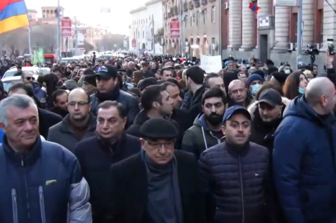 Армянская оппозиция созвала срочный митинг. В центре Еревана стартовало шествие (LIVE) Армянская оппозиция созвала срочный митинг. В центре Еревана стартовало шествие (LIVE)