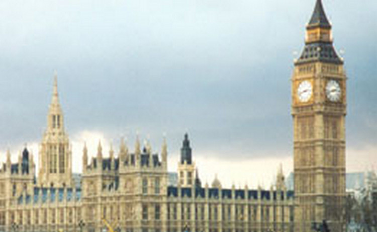 Половина членов британского парламента проведут летние отпуска в своей стране - опрос