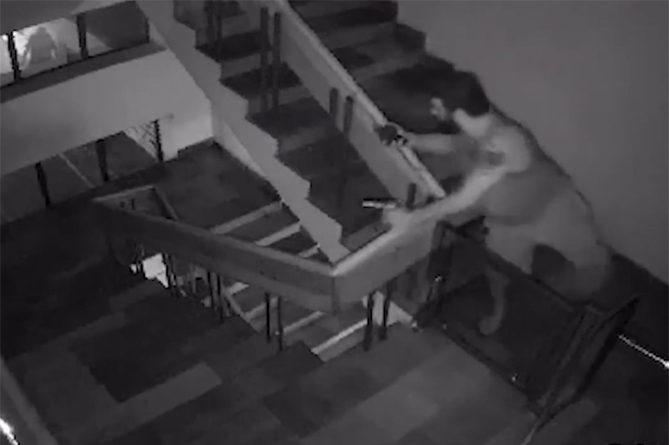 Полиция опубликовала кадры проникновения вооруженного мужчины в здание мэрии Масиса и этапов спецоперации (ВИДЕО)
