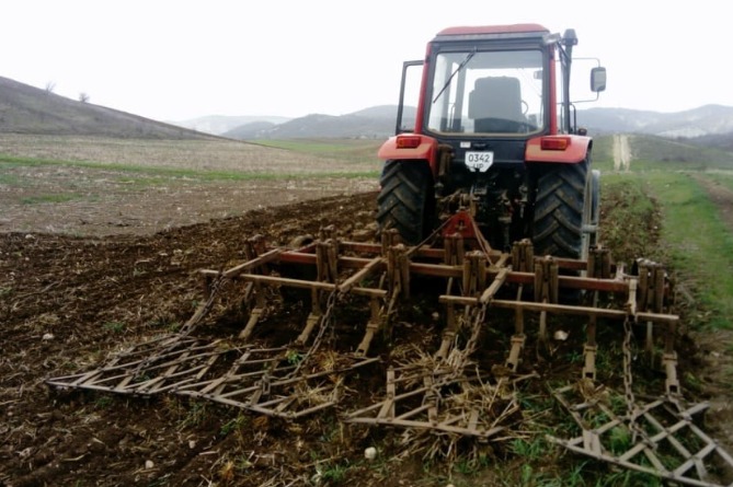 Ադրբեջանցիները գնդացրով կրակել են Արցախի Սարուշեն գյուղի դաշտերում աշխատող տղամարդկանց ուղղությամբ (ՖՈՏՈ) Ադրբեջանցիները գնդացրով կրակել են Արցախի Սարուշեն գյուղի դաշտերում աշխատող տղամարդկանց ուղղությամբ (ՖՈՏՈ)
