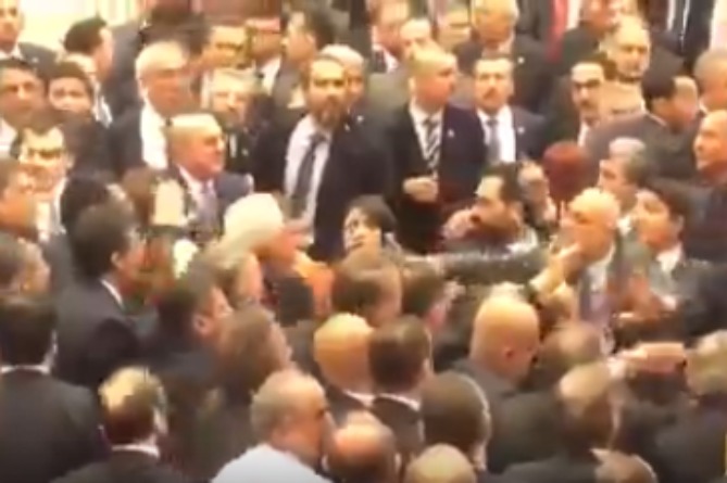 Массовая драка началась в парламенте Турции в ходе обсуждения по Сирии (ВИДЕО)