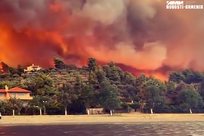 Настоящий апокалипсис: в Греции горят леса (ВИДЕО)