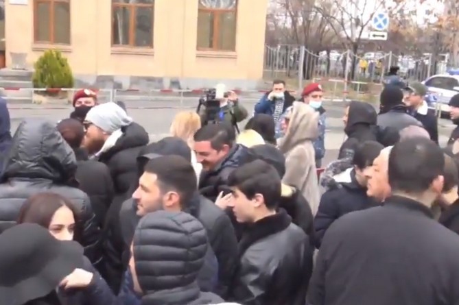 Соратники Кочаряна скандируют "Армения без Никола": акция у здания суда (ВИДЕО)  
