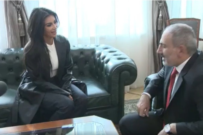 Համատեղ սելֆի. Ինչի՞ մասին խոսեցին Քիմ Քարդաշյանն ու Նիկոլ Փաշինյանը (ՖՈՏՈ, ՎԻԴԵՈ) Համատեղ սելֆի. Ինչի՞ մասին խոսեցին Քիմ Քարդաշյանն ու Նիկոլ Փաշինյանը (ՖՈՏՈ, ՎԻԴԵՈ)