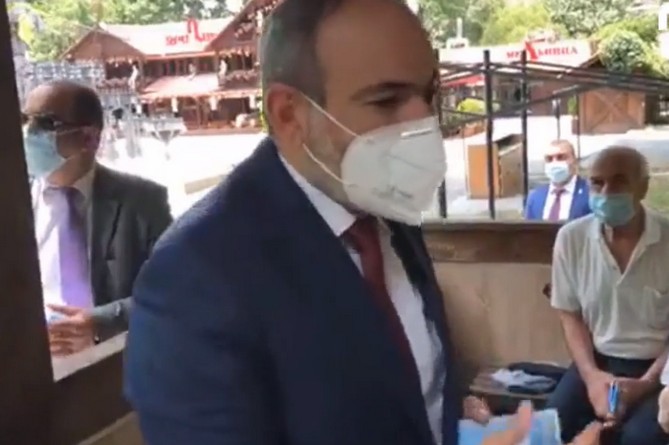Վարչապետը շրջում է քաղաքում և բաժանում դիմակներ՝ ցույց տալով ինչպես ճիշտ կրել դրանք (ՎԻԴԵՈ)