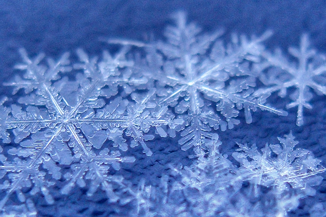 Физик впервые создал одинаковые снежинки
