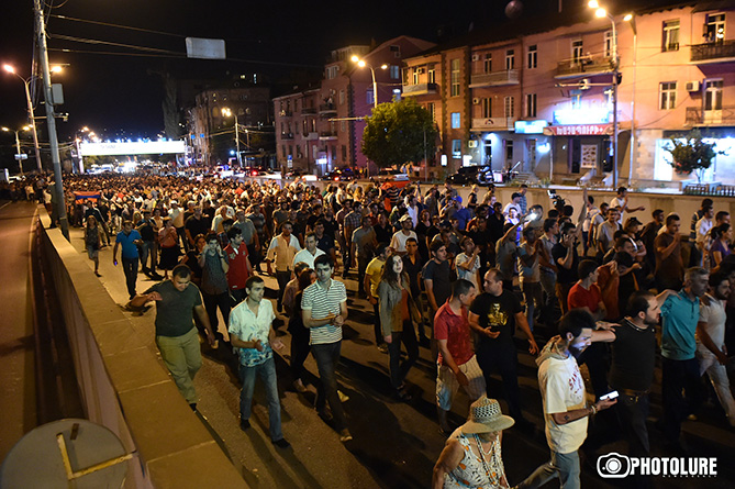  Участники акции протеста в Ереване собираются перекрыть движение в центре