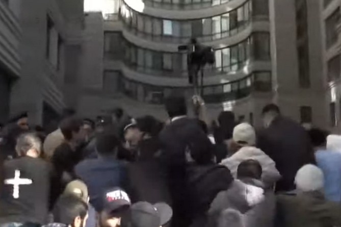 Участники оппозиционных акций неповиновения находятся у здания МИД: ситуация напряженная 