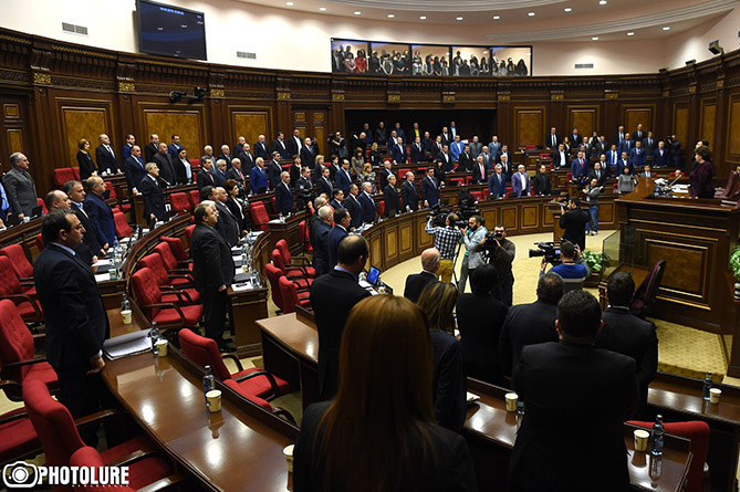 ՀՀ ԱԺ–ն մեկ րոպե լռությամբ հարգել է Ղարաբաղում զոհերի հիշատակը