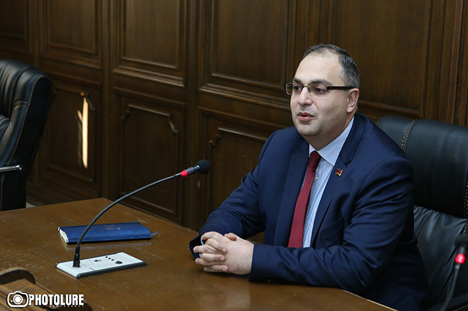 Пострадавший во время потасовки в парламенте провластный депутат представил подробности инцидента Пострадавший во время потасовки в парламенте провластный депутат представил подробности инцидента