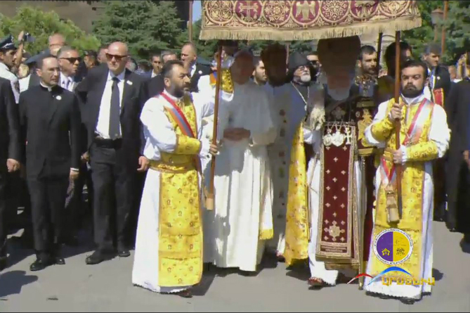 Папа Римский принимает участие в Божественной Литургии в Св. Эчмиадзине (LIVE, VIDEO)