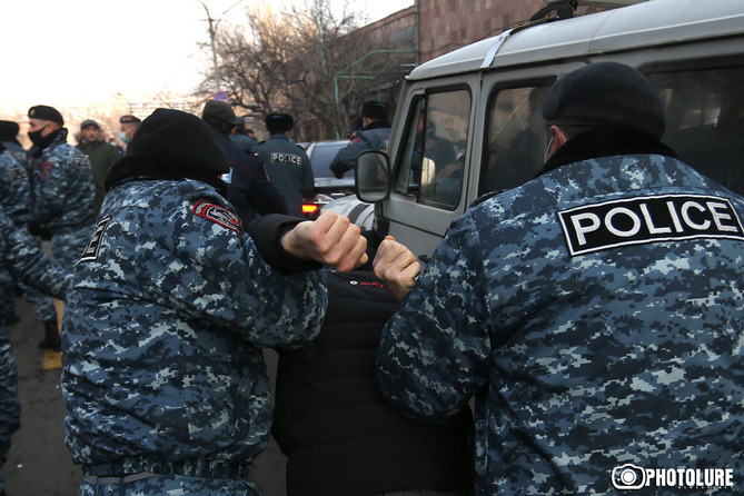Граждане требуют от депутатов объявить вотум недоверия Пашиняну: у здания НС напряженная ситуация (ФОТО) Граждане требуют от депутатов объявить вотум недоверия Пашиняну: у здания НС напряженная ситуация (ФОТО)