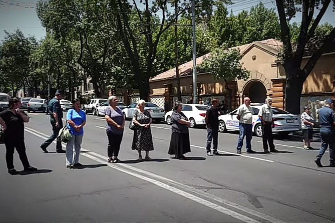 Родители пропавших без вести военнослужащих перекрыли проспект Баграмяна в Ереване Родители пропавших без вести военнослужащих перекрыли проспект Баграмяна в Ереване