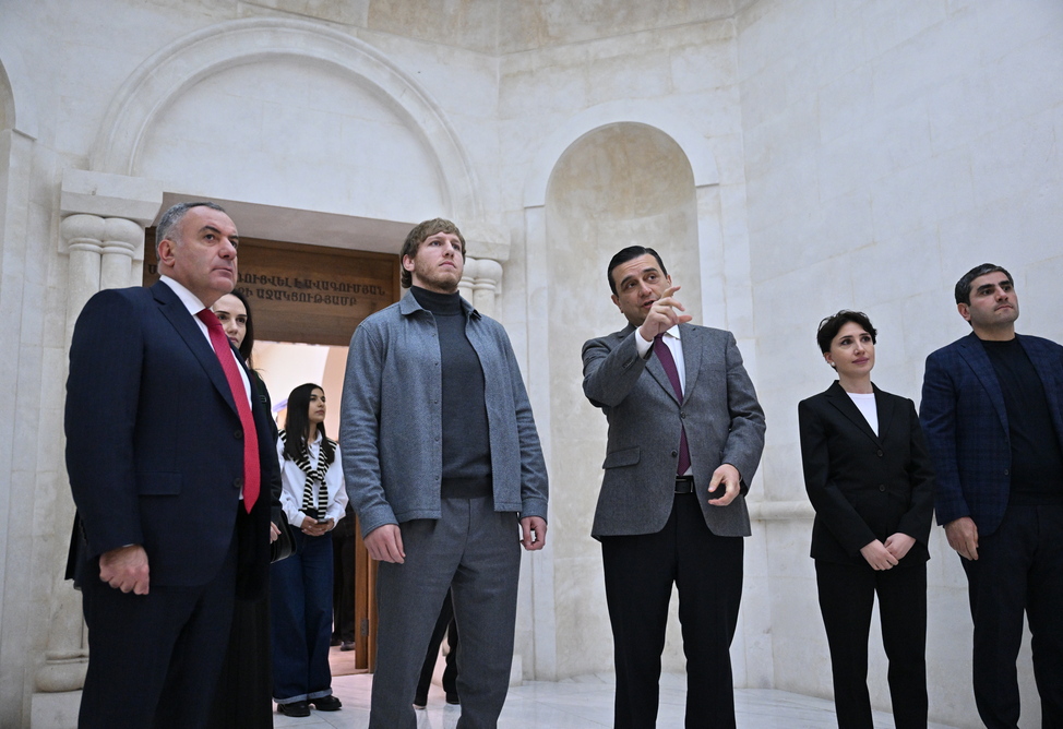 Председатель правления Ардшинбанка и бренд-амбассадор Артур Алексанян посетили пациентов Реабилитационного центра «Дом солдата»