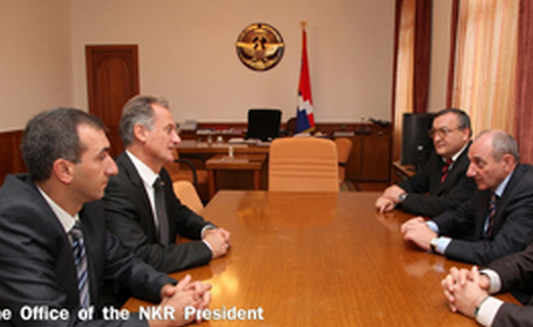 Президент НКР обсудил с легендарным армянским спортсменом Эммияном вопросы развития легкой атлетики