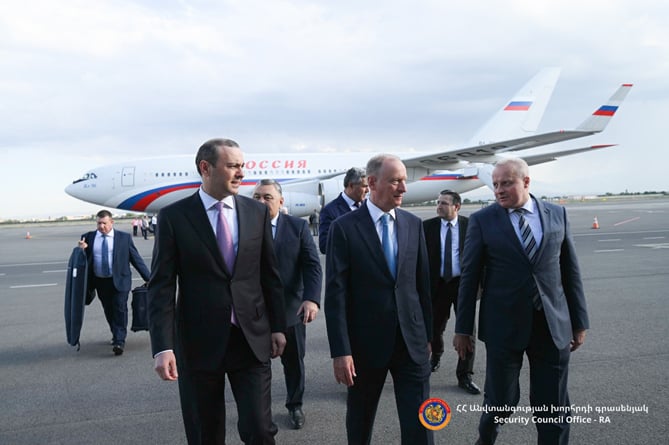 Секретари Совбезов России, Таджикистана и Кыргызстана прибыли в Ереван